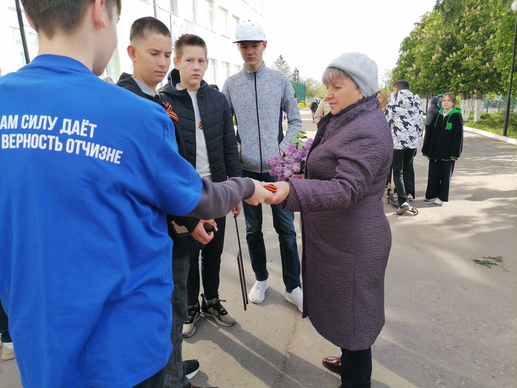 Наши активисты приняли участие в акции ко Дню Победы.