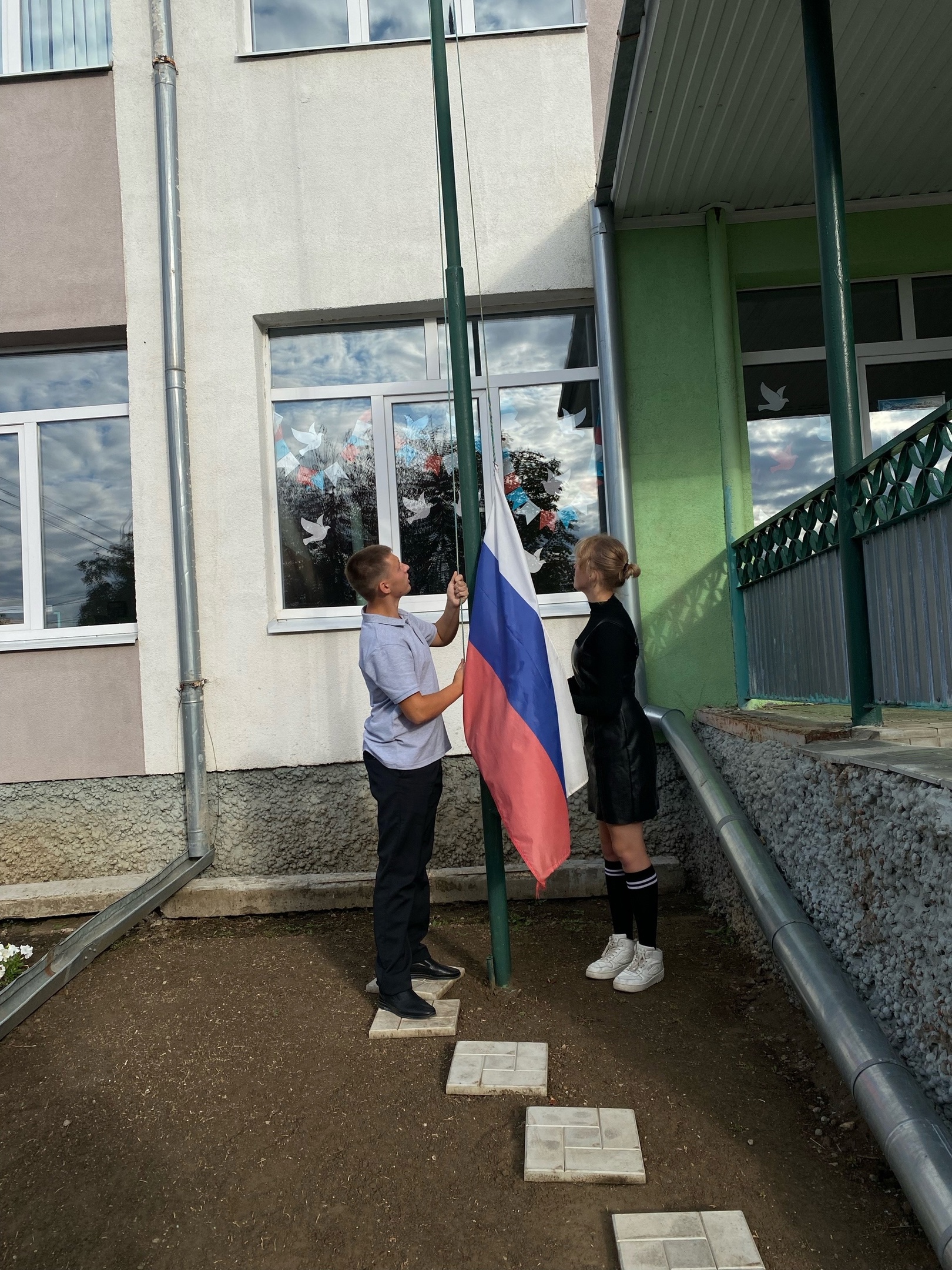 Церемония поднятия флага в нашей школе.