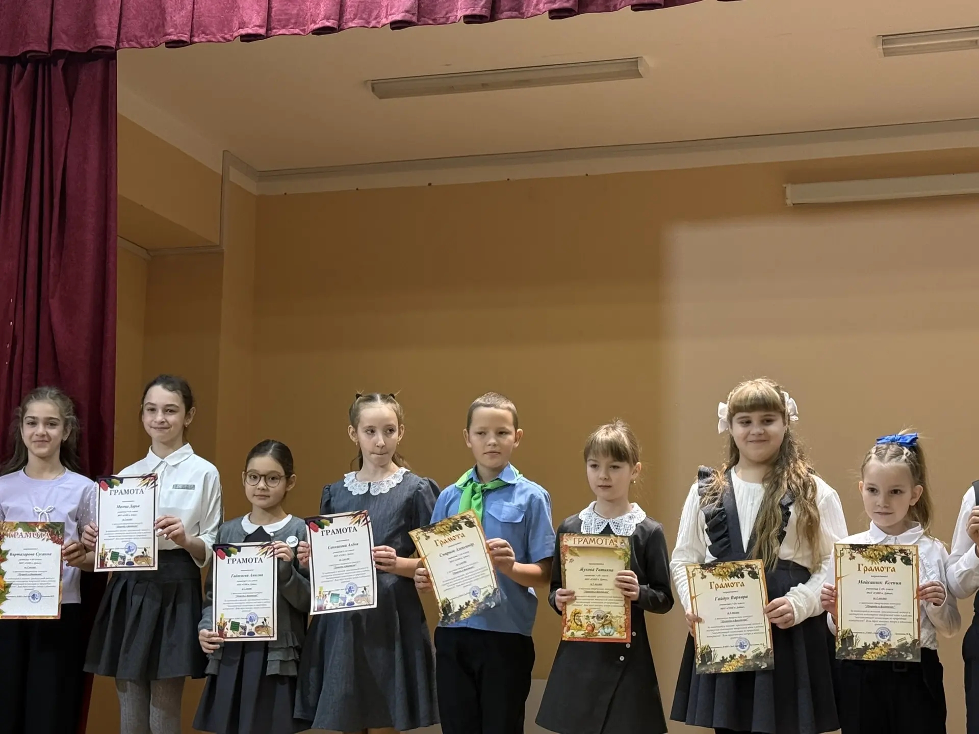 Награждены победители выставки поделок из природного материала.