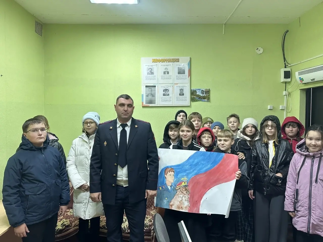 «Юные друзья полиции» поздравили нашего участкового Малько А.В. с профессиональным праздником!.