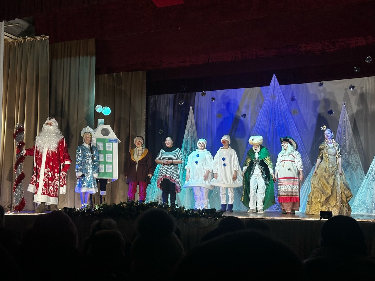 Наши ученики посетили новогоднее представление в дубковском ДК!.