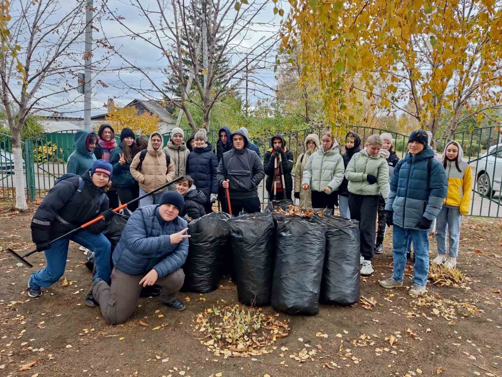 Провели субботник на территории родной школы!.