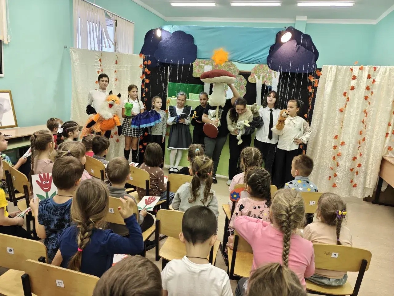 Наш школьный кукольный театр выступил с инсценировкой сказки "Под грибом".